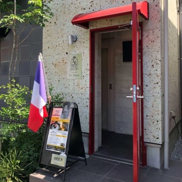 駅から至近の好立地とホスピタリティあふれるサービス | 【個室確約5名様～ 結納・お顔合わせプラン】蝦夷アワビと黒毛和牛の溶岩石ステーキを堪能する贅沢フレンチコース＋乾杯スパークリングワイン付き★完全個室で豪華フレンチに舌鼓★横浜中華街駅至近の好アクセス