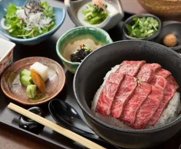 松六家名物「黒毛和牛のひつまぶし」を堪能 | 最大12名様【個室確約×顔合わせ・結納ディナープラン】極上黒毛和牛ひつまぶしを含む和食全7品コース★六本木駅徒歩1分の隠れ家で上質なひとときを