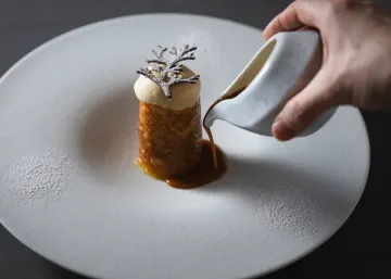 愛を伝える演出が揃う、個室×シャンパン×メッセージプレートの贈り物 | 【TOKYO NODE最上階★感動のプロポーズ×個室確約】ミシュランシェフの五感を魅了する革新フレンチコース★乾杯シャンパン×メッセージ付きプレート★虎ノ門ヒルズ駅直結×東京のきらめく夜景とともに記憶に残るひとときを