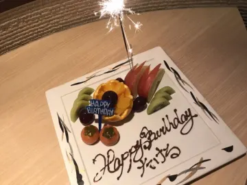 気持ちを伝えるメッセージプレートでサプライズ演出 | 【最大4名半個室でお祝い】和食の定番が揃った全8品のディナー＋お祝いプレート+月～木曜限定で1ドリンク★全国から取り寄せた極上米の土鍋ご飯付き★