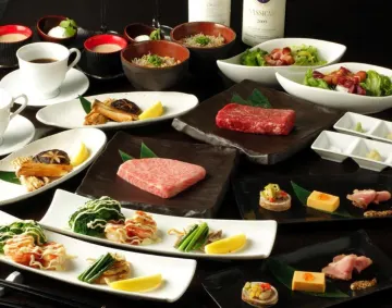 厳選された食材で彩る豪華ディナーコース | 【アニバーサリープラン】最高級黒毛和牛ロース＆モモステーキを堪能する極上鉄板焼きディナー＆メッセージ付きプレートのご用意可★新宿の隠れ家で特別な時間を