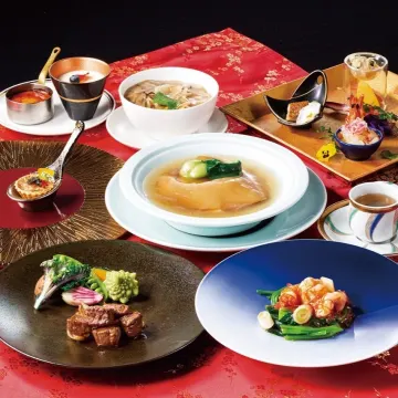 お祝いシーンを彩る高級中華メニューを堪能 | 【個室確約 アニバーサリープラン】フカヒレを味わえる全7品の中華ディナーコース＋乾杯ドリンク★新橋駅より好アクセスの気品あふれる中華料理店★