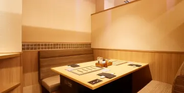 銀座の夜景を望む、洗練された大人の隠れ家 | 【最大8名お祝いディナー×半個室or窓際席選択可】A5ランク黒毛和牛と和の技で彩る焼肉ディナー全10品★メッセージ付きケーキ×乾杯ドリンクor飲み放題選択可★銀座の隠れ家で心に残るお祝いを