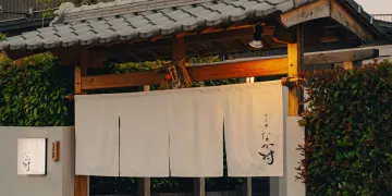 郊外にひっそりと佇む完全予約制の隠れ家×落ち着きのある店内で過ごす特別な時間を | 【個室確約×顔合わせ・結納プラン】国産とらふぐ料理を堪能できるフルコース8品★水間寺にほど近い郊外の完全予約制の隠れ家で贅沢な時間★