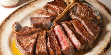 ニューヨーク発、名店の歴史を味わう | 【個室選択可 アニバーサリーディナープラン】USDA PRIME ステーキ＆魚介料理の贅沢Wメインコース全2種＋乾杯ドリンク＋メッセージ付きプレート★ホールケーキ＆プリザーブドフラワー追加可★六本木の上質空間で彩る記念日の夜