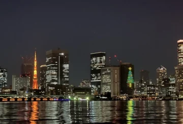 東京湾の煌びやかな夜景が演出するロマンティックな夜 | 【12月24日・25日限定】クリスマススペシャルディナー＋フリードリンク＋卓上一輪バラ付き★弦楽DUOの生演奏★東京湾の夜景クルーズを楽しむ食後のナイトクルーズ★
