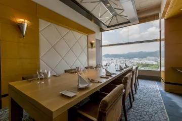 顔合わせにぴったり！気兼ねなく語り尽くせる完全個室 | 最大14名様ご案内可【個室確約★お顔合わせプラン】神戸マリオットホテル最上階でハレの日を彩るコース料理全6品★専属プランナーによるサポート＋しおり作成サービス付★ホテル最上階からの眺望と共に