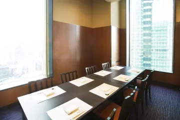 家族の集いに最適な、広々とした和個室を確約　 | Anny限定！大きな窓付き個室無料★【個室確約×顔合わせ・結納プラン】全8〜9品のお祝い加賀会席＋乾杯ドリンク★ザ ロイヤルパークホテル アイコニック東京汐留の25階で新しい家族の門出をお祝い