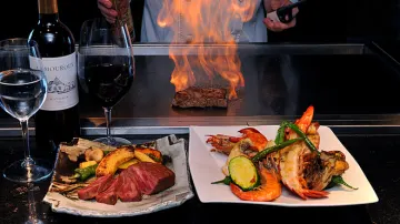 ホテル内鉄板焼きレストラン×プロポーズが"バレない"工夫でサプライズ | 【2025年クリスマス限定 プロポーズプラン】チャペル貸切！新鮮素材の鉄板焼きコース＋乾杯ドリンク★プロポーズプランナーによる事前打ち合わせ付き！★ホテルプラザ神戸の最上階の夜景を背景に過ごすプロポーズディナー★プロポーズ丸投げプラン★