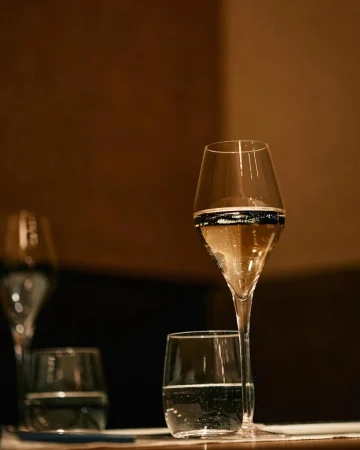 品格とぬくもりが寄り添う乾杯のひととき★とっておきの演出と共に和やかなお顔合わせを | 【4〜12名様 / 個室確約★ご結納・ご両家お顔合わせランチプラン】唯一無二の食体験〜珠玉のフレンチコース＋乾杯ドリンク★品格とぬくもりに満ちた一軒家レストラン〜表参道駅徒歩1分