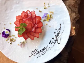 特別な夜を彩る華やかな演出★乾杯ドリンク＆メッセージ付きパティシエ特製ホールケーキ | 【半個室確約コース有★記念日ディナー】心を満たす感動の食体験★New！【ANNIVERSARY】乾杯ドリンクとパティシエ特製ホールケーキ付き 全8品〜木の温もり溢れる上質空間・ザ ロイヤルパークキャンバス福岡中洲　