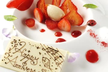 メッセージプレート付きホールケーキで特別感を演出 | 【アニバーサリープラン】フレンチ全5品＋グラスシャンパン＋メッセージプレート付きホールケーキ★あべのハルカス内フレンチレストランで特別なアニバーサリーを★