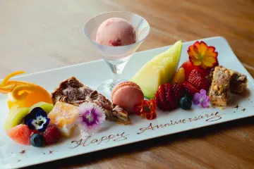 大切な瞬間を彩る、メッセージ付きデザート | 【17時ご予約限定/アニバーサリープラン】アラカルトで人気のラインナップが楽しめるコース料理＋メッセージ付きデザートの盛り合わせプレート★リゾート感溢れる福岡のTHE LUIGANSで極上のひとときを★