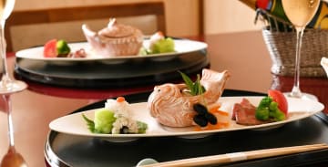 お祝いのひとときを彩る華やぎの会席 | 【個室確約★アニバーサリープラン】牛肉陶板焼き含む、記念日懐石全7品【柳桜】＋スパークリングワイン＋メッセージプレート★明治十年創業の老舗で祝う記念日・誕生日★西梅田駅直結