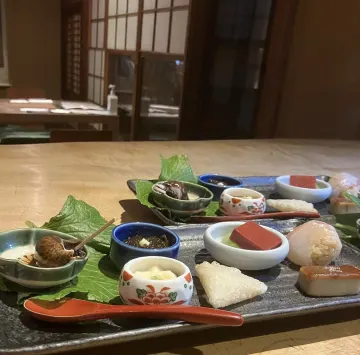 見た目でも舌でも楽しめる一皿、「八寸」を美味しいお酒と共に | 【掘りごたつ×接待プラン】旬の食材の全8品創作料理ディナーコース★祇園にある町屋造りの店内で京の素材をふんだんに味わう