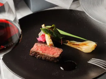 厳選食材を使用した本格フランス料理が特別な日をより華やかに演出 | 【5〜12名様 / 地上22階パノラマビューの個室確約★ご長寿お祝いプラン】ちゃんちゃんこ貸出無料★心尽くしの本格フレンチコース＋記念フォトを含む5つの特典〜飲み放題付コースあり★なんば駅徒歩1分の上質空間 / ホテルモントレグラスミア大阪