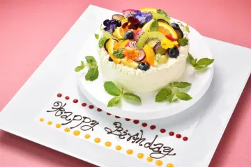 東京タワーを背景に、特別なメッセージ付きプレート | 【最上階ディナー×最大12名★大人数のお祝いプラン】百年の恵みおおいた和牛の鉄板焼コース★メッセージ付きプレート★都心の夜景とともにベイサイドホテルアジュール竹芝で満喫