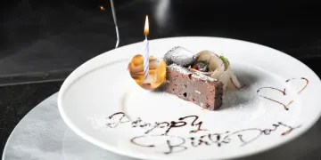 乾杯ドリンク＆ホールケーキで、お食事のスタートからラストまで華やか！ | 【アニバーサリープラン】活伊勢海老・黒毛和牛ステーキなどを味わえる鉄板焼きディナーコース＋選べる乾杯ドリンク＋メッセージ付きホールケーキ★お出かけの後にアクセスしやすい難波でお祝い★