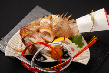 大切な長寿祝いに、贅を尽くした会席料理を堪能 | 【還暦・ご長寿プラン】ランチ限定★高級食材を使用した全9品の慶事会席＋お祝い用お赤飯＋ワンドリンク★横浜駅直結の百貨店で伝統の上方料理に舌鼓★