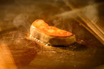 素材の魅力を最大限に引き出す匠の技★五感を刺激する至高の食体験 | 【最大12名様の個室有★接待・会食プラン】ゲストの心を掴む感動の食体験〜とろけるような舌ざわりの極上神戸牛を堪能★選べる神戸牛A5ステーキコース〜銀座・大人の隠れ家で上質なおもてなしを