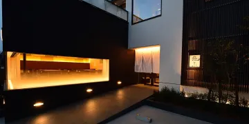 情緒あふれる隠れ家で心に残るアニバーサリーを | 11月〜5月限定【オーベルジュでアニバーサリー】三国港直送の越前がにを丸ごと1杯堪能！茹蟹・蟹刺し・焼蟹など贅沢フルコース御膳2種★福井・三国で祝う大人の記念日