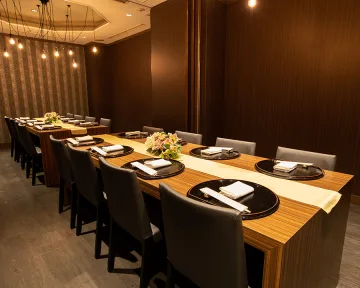 個室で過ごす静謐なひとときと、祝杯の一杯 | 【20名様まで個室確約×顔合わせ・結納プラン】厳選黒毛和牛＆海の幸の豪華鉄板焼コース＋乾杯ドリンク★ホテルヒューイット甲子園で過ごす格式あるお祝いのひととき
