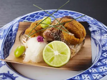 煌めくひとときを彩る美食の饗宴★季節の恵みを贅沢に楽しむクリスマスランチ | 【12月1日〜25日限定 / 女子会にもおすすめ★クリスマスランチプラン】心躍る美食のひととき★季節の会席料理＋クリスマス限定デザート♪ツリーに飾った5種のミニケーキをお好みのスタイルで★大阪駅徒歩3分・ホテルモントレ大阪