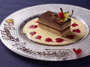 記念日を彩るとっておきの演出★メッセージを添えたケーキ＋ミニブーケ | 【地上22階★夜景を望む特等席×アニバーサリーディナー】伊勢海老・鮑・黒毛和牛を堪能する贅沢な鉄板焼きコース＋乾杯用スパークリングワイン＋メッセージ付ケーキ＋ミニブーケ★なんば駅徒歩1分・天空の美食空間〜ホテルモントレグラスミア大阪