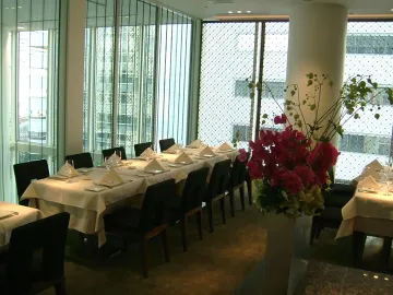 人目を気にせず過ごせる優雅なプライベート空間 | 【13名様～22名様向け 個室確約 結納・お顔合わせディナープラン】A5黒毛和牛フィレやお魚料理など全7品★13名様よりご予約可★西梅田の本格イタリアンレストランでご両家の絆を深める大切なひとときを