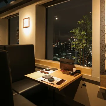 洗練された空間で楽しむ大阪の美景 | 【絶景×個室選択可 アニバーサリープラン】牛ロース石焼を含む豪華全8品ランチ『葵コース』＋食後のコーヒーor紅茶＋メッセージ付きケーキ★北新地・地上130mからの絶景★