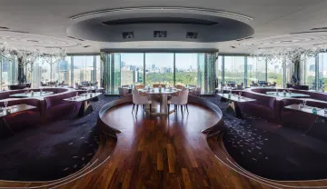 非日常への誘い〜特別な日に相応しいスタイリッシュな上質空間 | Anny限定【お席はおまかせ★アニバーサリーランチプラン】心ときめく食体験★素材の魅力を堪能〜珠玉のモダンフレンチコース＋メッセージプレート★乾杯ドリンク付コース有〜憧れの5つ星ホテル★ザ・ペニンシュラ東京