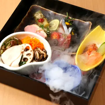 高級食材をふんだんに使用した極上の逸品 | 【絶景×個室選択可 アニバーサリープラン】牛カルビの焼きしゃぶ陶板焼きを含む豪華全7品ランチ『若コース』＋ワンドリンク＋メッセージ付きケーキ★北新地・地上130mからの美景★