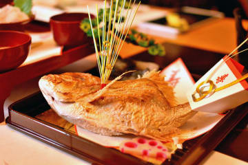 老舗名店の日本料理でお子様の成長をお祝い | 【個室確約／お食い初めプラン】大人の方用松花堂弁当+お祝いのお子様用鯛の姿焼き付きお食い初め膳★本町の高級感溢れる日本料理店でお子様の成長を祝う