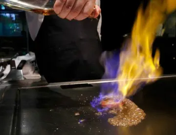 極上の食材で彩る、贅沢な鉄板焼ディナー | Anny限定【個室確約/プロポーズプラン】鮑・黒毛和牛サーロインを味わう豪華鉄板焼コース＋乾杯ドリンク＋メッセージ付きホールケーキ＋バラの花束付★愛を誓う、運命のディナー★