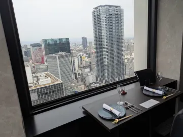 最上階33階からの景色を一望する空間 | 【窓際カップルシート確約 ★プロポーズ/アニバーサリーランチ】松阪牛ロース・フィレの食べ比べ、雲丹、トリュフなど含む絢コース全7品〜絢コース〜★乾杯ドリンク＋メッセージプレート付き★北新地の高層階レストランで絶景＆絶品コースを堪能★