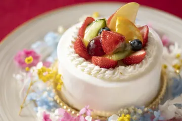 思い出の瞬間をホールケーキと乾杯ドリンクで彩る | 【最上級プロポーズプラン】豪華5品の中華フルコース＋ホールケーキ＆乾杯ドリンク付き