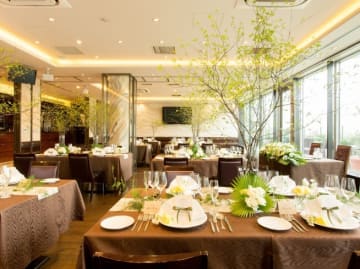 都会の喧騒を忘れさせてくれる上質なプライベート空間 | 【個室確約 大人数のお祝いディナープラン】旬の味覚を味わう本格イタリアンフルコース＋オリジナルケーキ+飲み放題付き★3時間利用可★映像機器使用無料★最大60名様可★