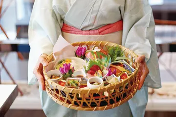 大切なひとときを上質なおもてなしでサポート | 6名様用【個室確約 ホテル×結納・顔合わせディナー】鯛姿焼や釜炊き鯛御飯など伝統の祝会席【亀】全9品＋桜湯＋乾杯ドリンク付き★伝統とモダンの融合！ホテル龍名館東京の高層階で祝福