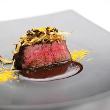 播磨の旬を味わう華やかな和洋折衷コースを満喫 | 【個室確約 結納・お顔合わせプラン】和の技法が光るおもてなしフレンチコース全8品+乾杯ドリンク★姫路を望む優雅なプライベート空間でお祝いにふさわしい華やかな一日を