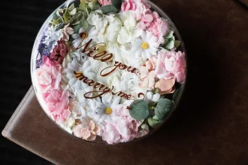 アニバーサリーフラワープレートに大切な方へのメッセージを添えて | 【スカイツリーView個室◆プロポーズプラン】和牛ステーキを堪能！全7品ディナープラン＋乾杯スパークリング＋アニバーサリーフラワープレート★東京の夜景を一望しながら愛の言葉を伝える