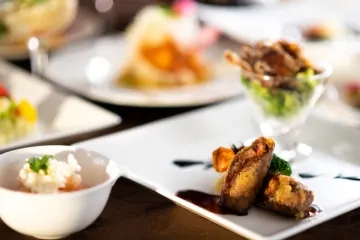 晴れやかな席を彩る中華の王道メニューを堪能 | 【6～15名様 個室確約 結納・顔合わせプラン】みなとみらいを望むお部屋で味わう北京ダック・ふかひれなど中華コース＋乾杯スパークリング付き