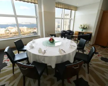 個室確約プランで安心！お部屋からの景観もばっちり | 【6～15名様 個室確約 結納・顔合わせプラン】みなとみらいを望むお部屋で味わう北京ダック・ふかひれなど中華コース＋乾杯スパークリング付き