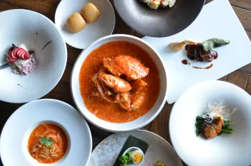 異国情緒を感じる至福の食体験 | 【アニバーサリープラン】シグネチャーディナーコース全7品＋メッセージプレート★浜離宮恩賜庭園の緑や水辺を望む好立地★