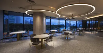 緑と海を感じるリゾート地のような抜群のロケーション | 【アニバーサリープラン】シグネチャーディナーコース全7品＋メッセージプレート★浜離宮恩賜庭園の緑や水辺を望む好立地★