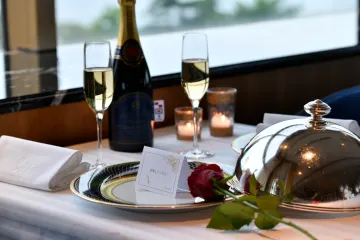 想いを込めたサプライズ演出の数々 | 【一輪のバラ＆夜景 プロポーズプラン】ロゼシャンパン付きフレンチフルコースディナー＋サプライズ演出＋メッセージカード★ホテル内ダイニングより横浜港の景色を一望★