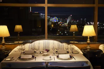 きらめく夜景に包まれる特別な時間 | 【一輪のバラ＆夜景 プロポーズプラン】ロゼシャンパン付きフレンチフルコースディナー＋サプライズ演出＋メッセージカード★ホテル内ダイニングより横浜港の景色を一望★