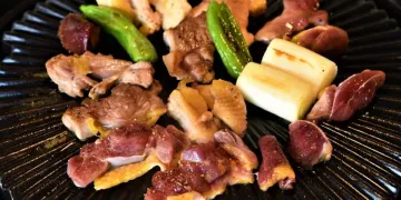 旨味がぎゅっと詰まった軍鶏焼きコースでお祝いを | 【個室確約 / アニバーサリープラン】手打ち蕎麦含む軍鶏焼きランチコース全5品＋乾杯ドリンク★三千院や寂光院が佇む京都大原でお祝い★