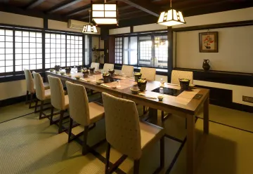 風情のある個室空間でゆっくりとお食事を楽しむ | 【個室確約×接待ディナープラン】華やかな8〜9品の会席コース★浜松の日本の趣を感じる日本料理専門店で信頼を築くための大切なお食事