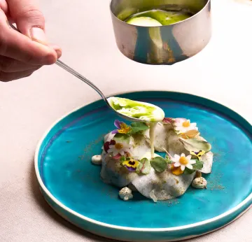 革新と伝統が織りなす美食フレンチと極上のペアリング | 金・土・日限定！【5~9名まで貸切×顔合わせ・結納ランチ】ミシュランシェフが贈る×地元の季節食材を活かした美食フレンチコース×フリーフローつき★メッセージ付きプレート×ペアリング追加可★仙台・勾当台公園そばで叶える佳き日