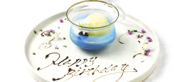 特別な夜を演出★乾杯用シャンパン＆メッセージを添えたデザートプレート | 【赤坂の大人の隠れ家×アニバーサリーディナープラン】五感を刺激する感動の美食体験★旬の厳選食材を贅沢に味わう鉄板焼コース全9品＋乾杯用シャンパン＋メッセージを添えたデザートプレート〜モダンラグジュアリーな非日常空間でとっておきの記念日ディナー